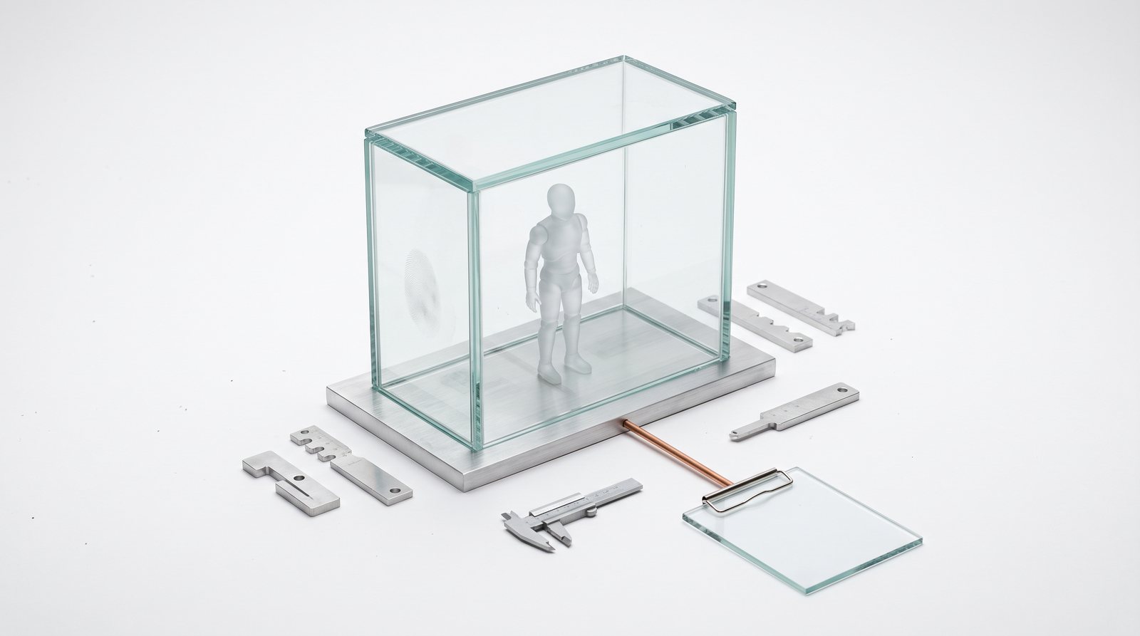 Roboter aus Glas in einem gläsernen Prüfrahmen, Messwerkzeuge aus Aluminium